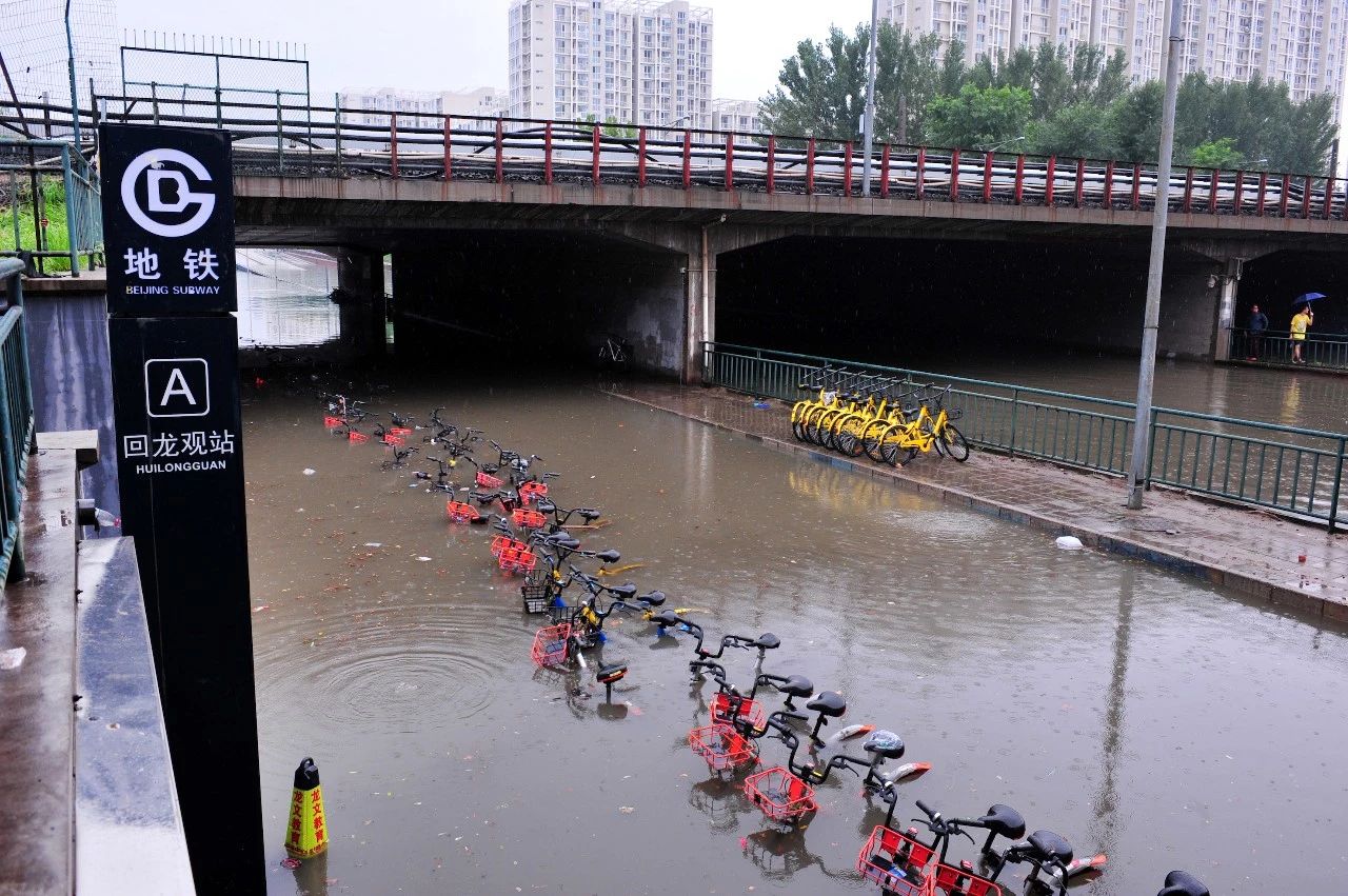 北京暴雨海淀區有車輛被困2人死亡 積水曾有2米高 | Now 新聞